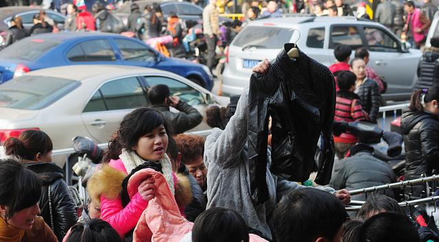 夏天摆地摊卖什么东西比较好，不怕压货的地摊小生意