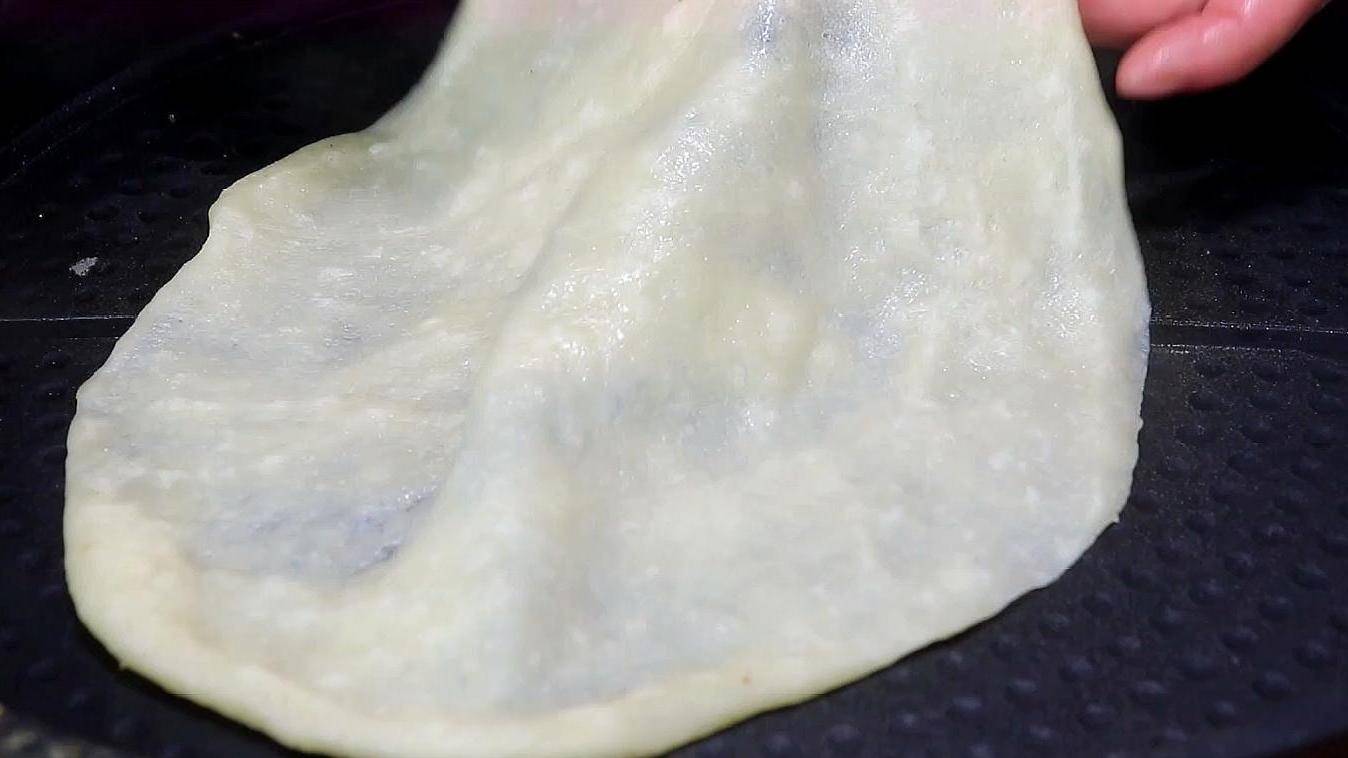 比纸还薄的春饼怎么做，现在就教你，烙饼不放一滴油，特别好吃