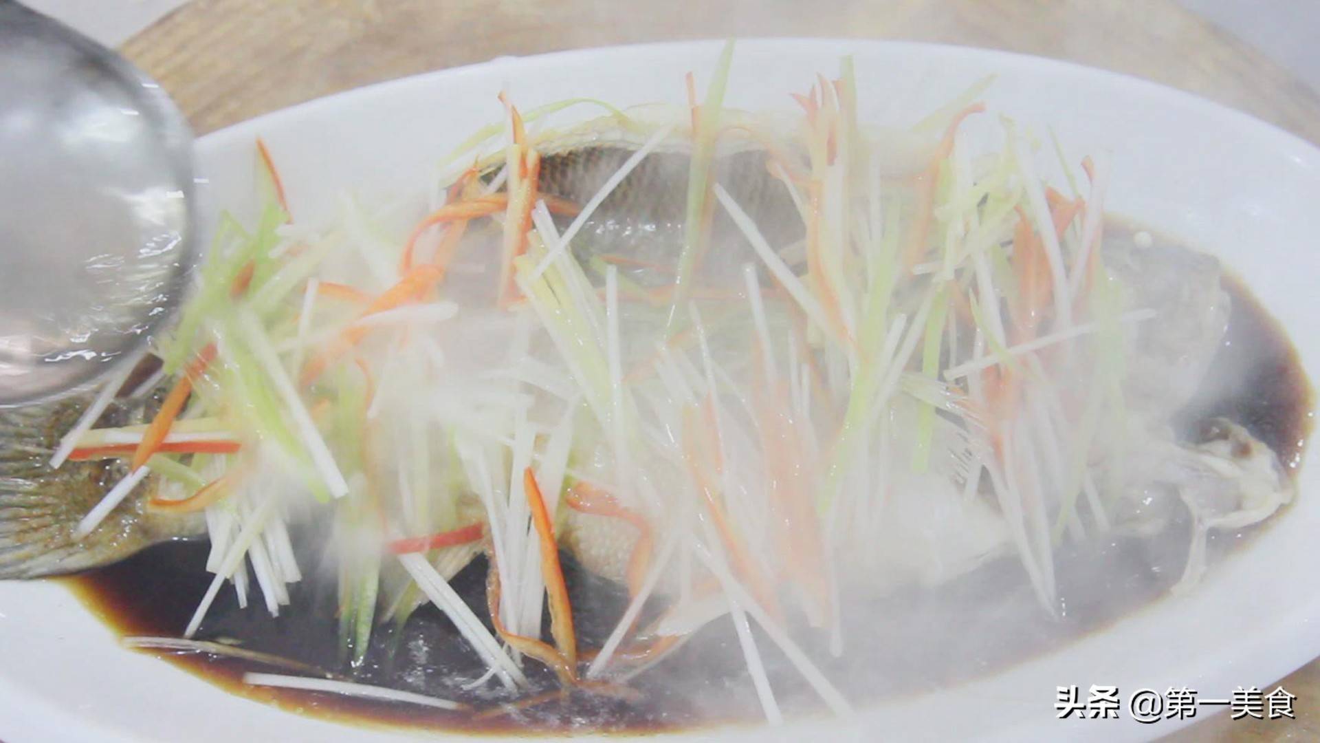 清蒸鲈鱼的正宗做法，清淡无油，鱼肉鲜嫩，营养丰富