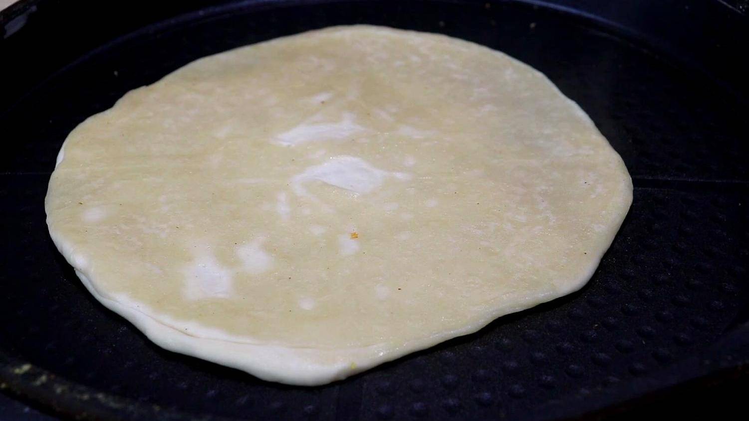 比纸还薄的春饼怎么做，现在就教你，烙饼不放一滴油，特别好吃